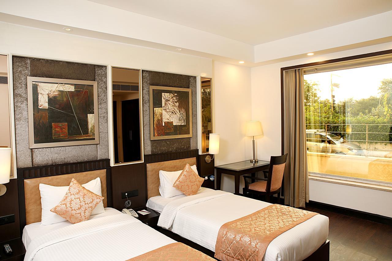 Inde Hotel Vista Woods Huda City Centre, Гургаон Экстерьер фото