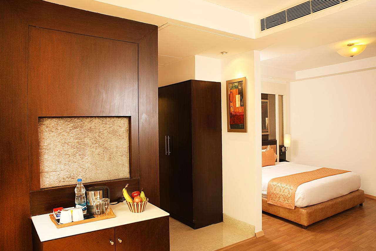 Inde Hotel Vista Woods Huda City Centre, Гургаон Экстерьер фото