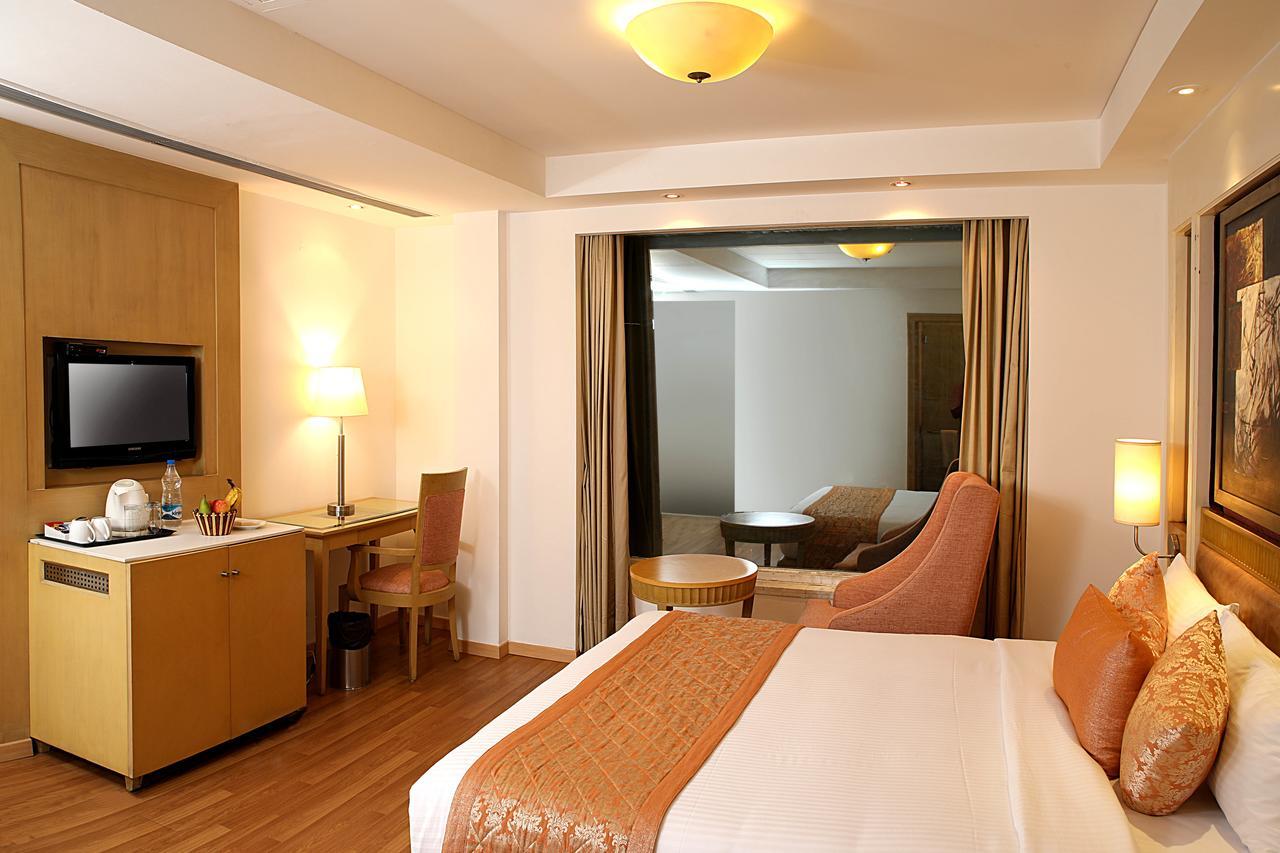 Inde Hotel Vista Woods Huda City Centre, Гургаон Экстерьер фото
