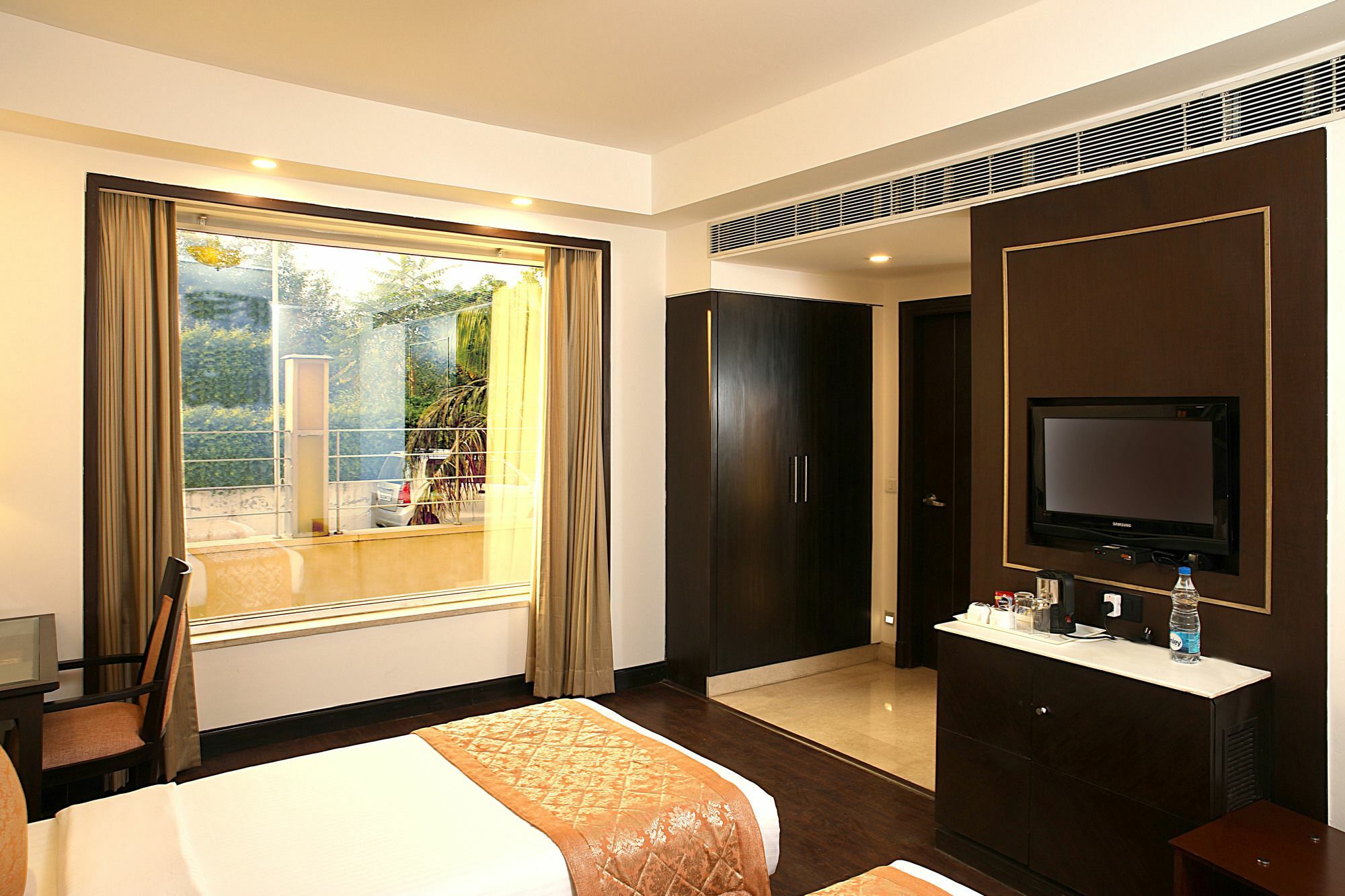 Inde Hotel Vista Woods Huda City Centre, Гургаон Экстерьер фото